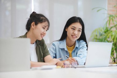 Başlangıçta Asya iş dünyası takım çalışması bilgisayar dizüstü bilgisayarındaki yatırım pazarlama verilerini analiz eder ve hesap makinesi kullanır, birlikte çalışma ve finans toplantısı hakkındaki sonuçları tartışır ve gösterir.