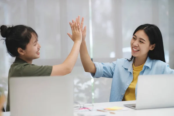 Startup Happy Aziatische Business Teamwork Vieren Zakelijk Succes Geven High — Stockfoto