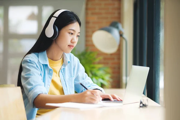 Feliz Joven Asiática Mujer Sentada Mesa Estudiando Aprendiendo Con Ordenador — Foto de Stock