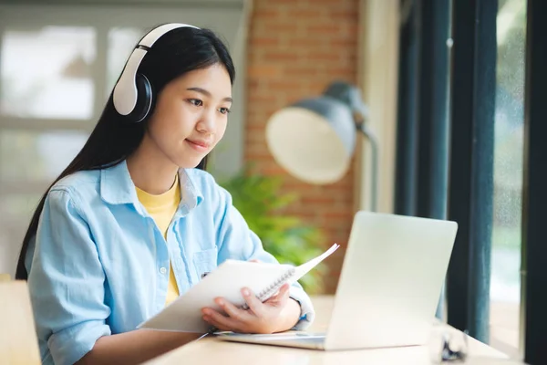 Gelukkige Jonge Aziatische Vrouw Zit Aan Tafel Studeren Leren Met — Stockfoto