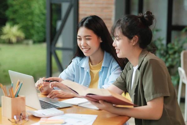 Duas Jovens Estudando Para Teste Exame Livros Explicações Com Amigos — Fotografia de Stock