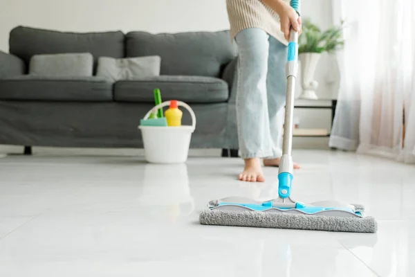 Mladá Žena Neformálním Čištění Prádla Mytí Podlahy Pomocí Mop Čisticím — Stock fotografie