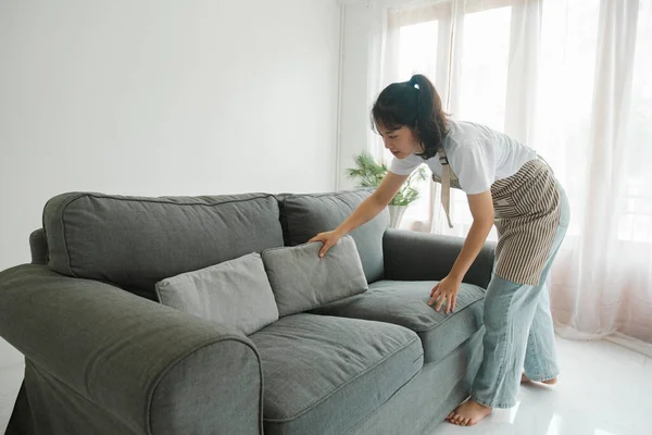Mujer Limpieza Organización Cojines Sofá Sala Estar Casa Mientras Que —  Fotos de Stock