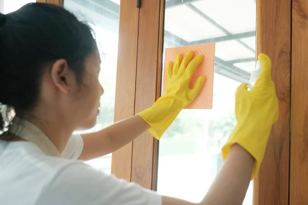 Hermosa Joven Mujer Asiática Limpiando Ventana Casa Usando Spray Ventana —  Fotos de Stock