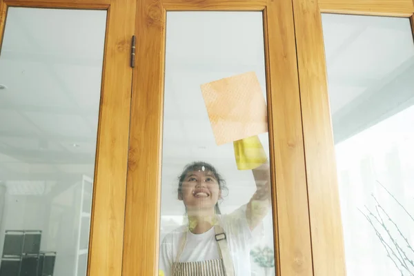 Schöne Junge Asiatische Frau Putzt Fenster Hause Mit Fensterspray Und — Stockfoto