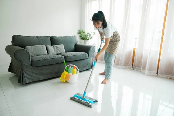 Junge Frau Freizeitkleidung Putzt Waschboden Mit Wischmopp Mit Reinigungslösung Heimischen — Stockfoto