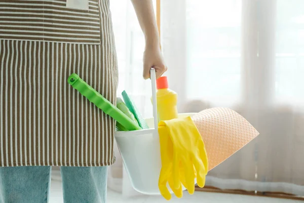 Junge Frau Steht Und Hält Eimer Mit Reinigungsgeräten Bereit Für — Stockfoto