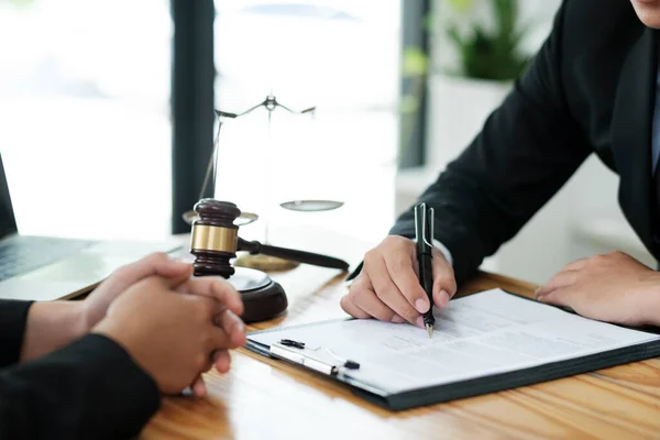 Advokat Diskuterar Och Rådfrågar Klient Hans Brott Förklarar Fall Ger — Stockfoto