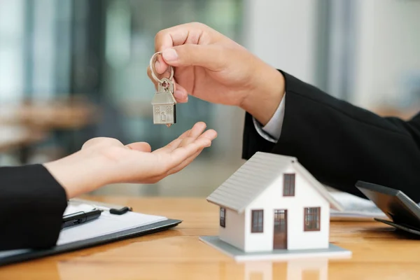 Agente Immobiliare Dando Chiave Casa Cliente Dopo Negoziazione Successo Firma — Foto Stock