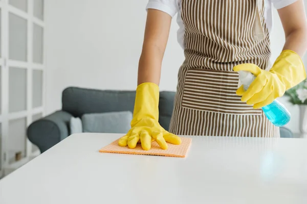 Mujer Limpiando Limpiando Desinfectando Mesa Con Esponja Toallita Spray Alcohol —  Fotos de Stock