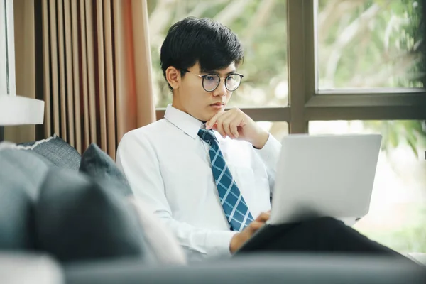 Joven Hombre Negocios Asiático Que Trabaja Duro Oficina Utilizando Gráficos — Foto de Stock