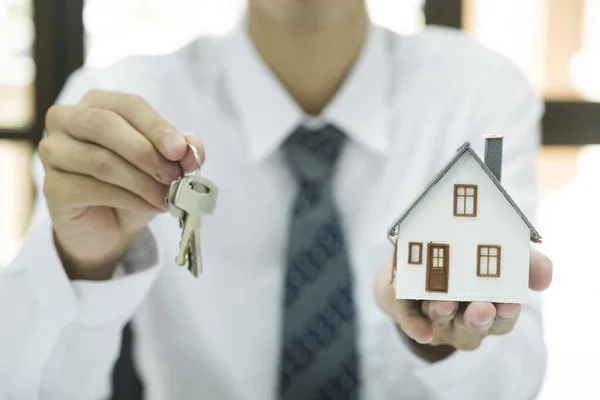 Real Estate Agent Holding House Model Keys Consulting Discussing Client — Stock Photo, Image