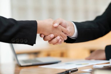 İş anlaşmasındaki başarılar, iş anlaşması ve müzakere sonrasında ofiste buluşan iki işadamı el sıkışıyor. İş konsepti.