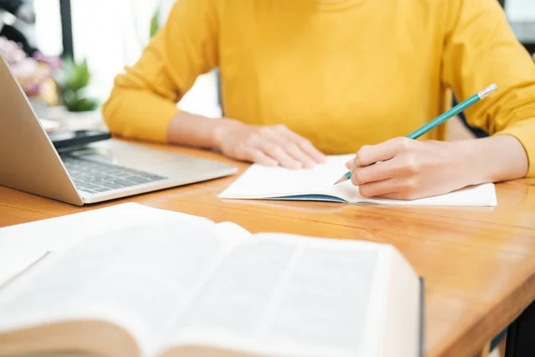 Primer Plano Mujer Joven Que Estudia Línea Escribir Notas Libro —  Fotos de Stock