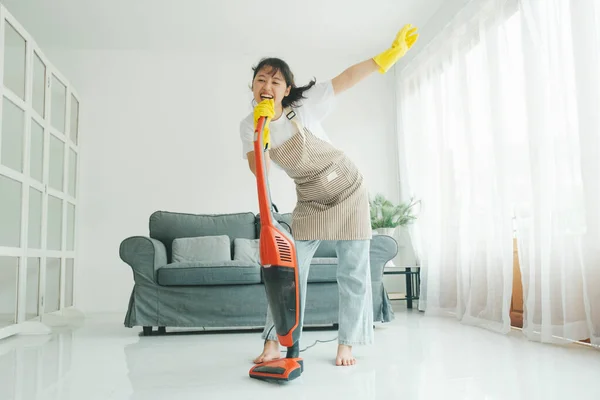 Fröhliche Junge Frau Die Spaß Singen Hat Während Sie Hause — Stockfoto