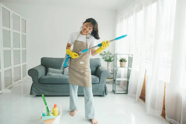 Cheerful Young Woman Having Fun Singing While Cleaning Using Mop — Stock Photo, Image