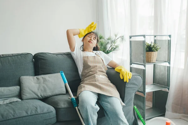 Mujer Cansada Agotada Descansando Sofá Después Limpiar Casa Fregar Suelo —  Fotos de Stock