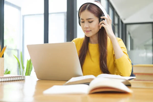 Ung Asiatisk Kvinna Studerar Eller Arbetar Online Med Bärbar Dator — Stockfoto