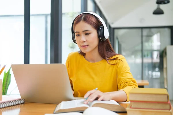 Joven Estudiante Asiática Gafas Que Estudia Cursos Línea Escribe Notas — Foto de Stock