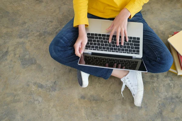 Young Woman Working Studying Online While Sitting Floor Her Own — Stock Photo, Image