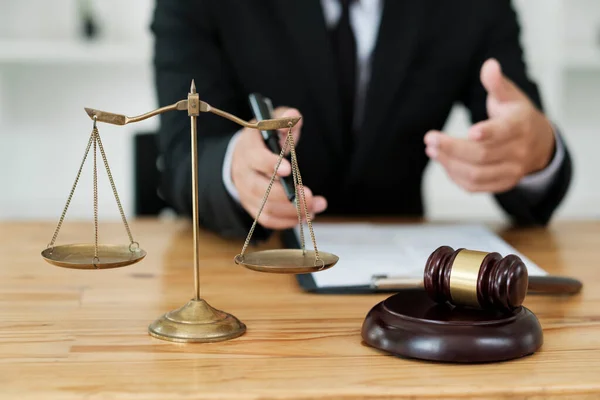 Avvocato Avvocato Discutendo Consultando Cliente Circa Suo Reato Spiegando Casi — Foto Stock