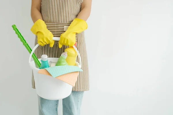 Junge Frau Steht Und Hält Eimer Mit Reinigungsgeräten Bereit Für — Stockfoto