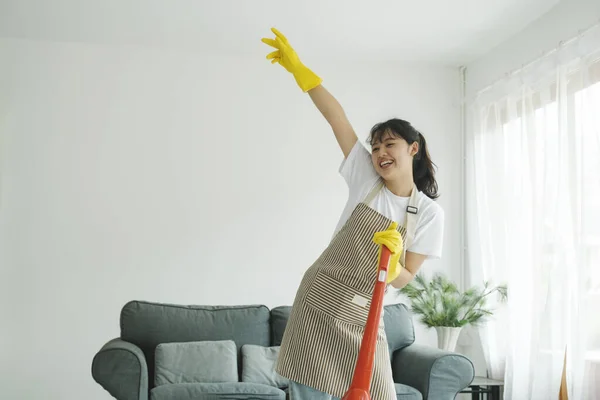 Fröhliche Junge Frau Die Spaß Singen Hat Während Sie Hause — Stockfoto