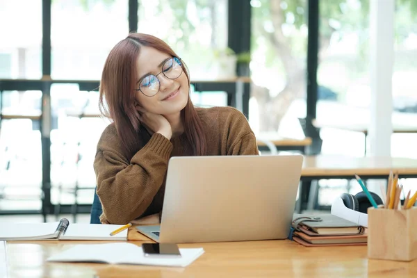 Unga Asiatiska Kvinnliga Student Eller Arbetstagare Lärande Eller Arbetar Online — Stockfoto