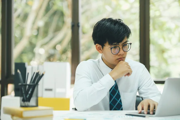 Mladý Asijský Podnikatel Tvrdě Pracuje Kanceláři Pomocí Notebookových Grafů Plánuje — Stock fotografie