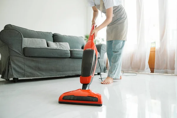 Jonge Vrouw Casual Kleding Reinigen Vloer Met Behulp Van Stofzuiger — Stockfoto