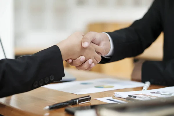 Dois Homens Negócios Apertando Mãos Após Sucessos Contrato Negócio Discussão — Fotografia de Stock