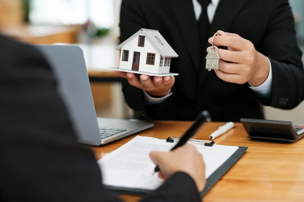 Agente Immobiliare Con Modello Casa Chiavi Casa Dare Cliente Dopo — Foto Stock