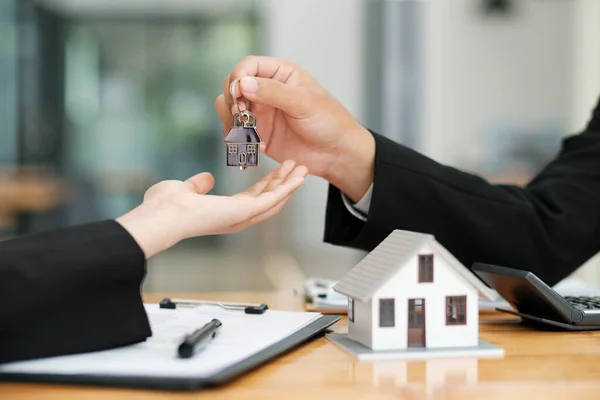 地产代理在成功洽谈和签订购房保险合同后 为客户提供了房屋钥匙 房地产概念 — 图库照片