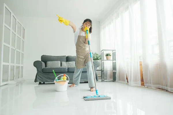 Fröhliche Junge Frau Die Spaß Singen Hat Während Sie Hause — Stockfoto