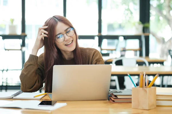 Joven Asiática Estudiante Trabajadora Aprendiendo Trabajando Línea Usando Laptop Dando —  Fotos de Stock