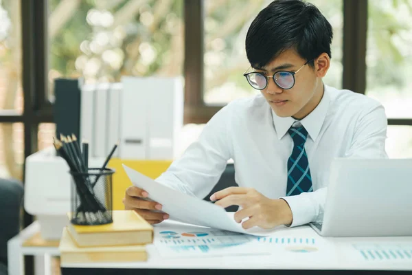 年轻的亚洲商人在办公室努力工作 使用笔记本电脑数据图表 计划改进 打呼和战略的业务增长 业务概念 — 图库照片