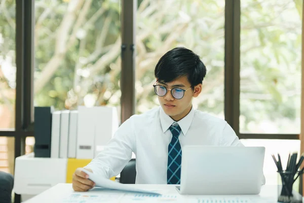 Giovane Uomo Affari Asiatico Che Lavora Duramente Ufficio Utilizzando Grafici — Foto Stock