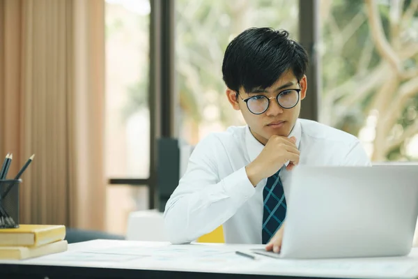 아시아인 사업가는 사무실에서 노트북 데이터 그래프를 이용하여 열심히 일하고 발전을 — 스톡 사진