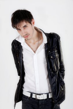 siyah deri ceketli çekici bir genç adam
