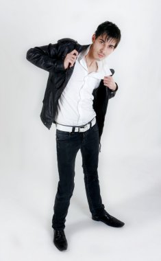 siyah deri ceketli çekici bir genç adam