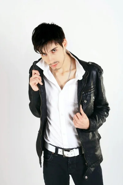 siyah deri ceketli çekici bir genç adam