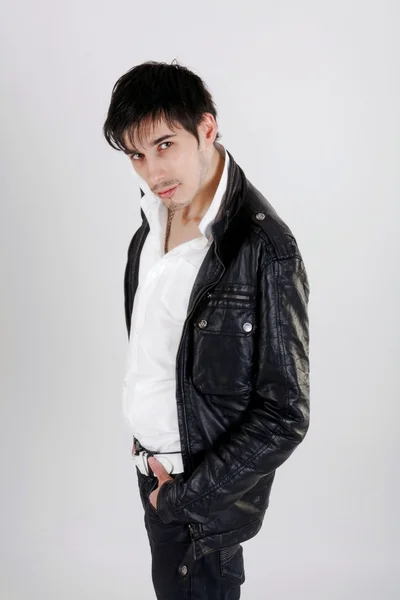 Jovem atraente em jaqueta de couro preto — Fotografia de Stock
