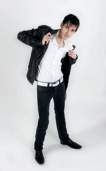 siyah deri ceketli çekici bir genç adam