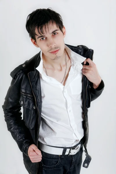 Jovem atraente em jaqueta de couro preto Imagens De Bancos De Imagens
