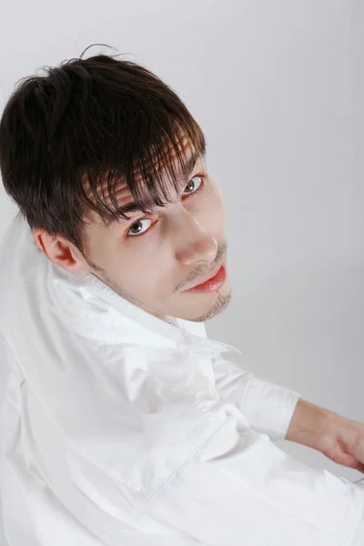 çekici genç adam gülümsedi