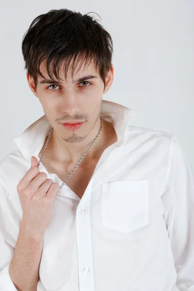 çekici genç adam gülümsedi