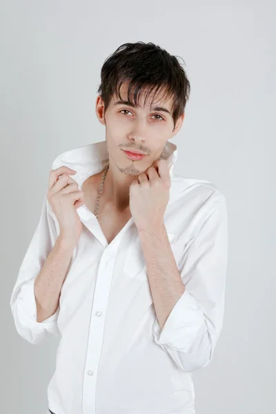 çekici genç adam gülümsedi