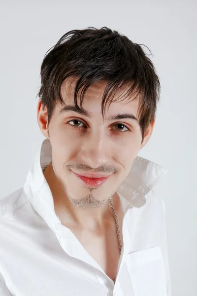 çekici genç adam gülümsedi