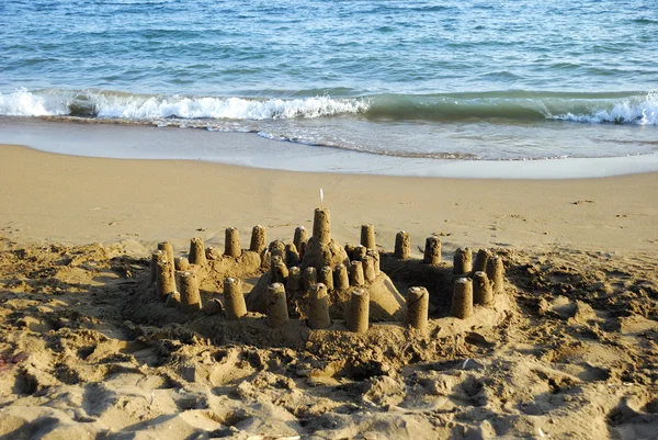 Castillo de arena y el mar — Foto de Stock