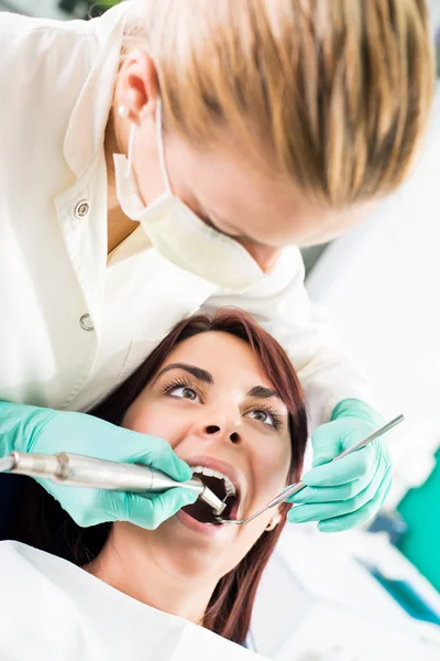 Tandvård med dental borr — Stockfoto